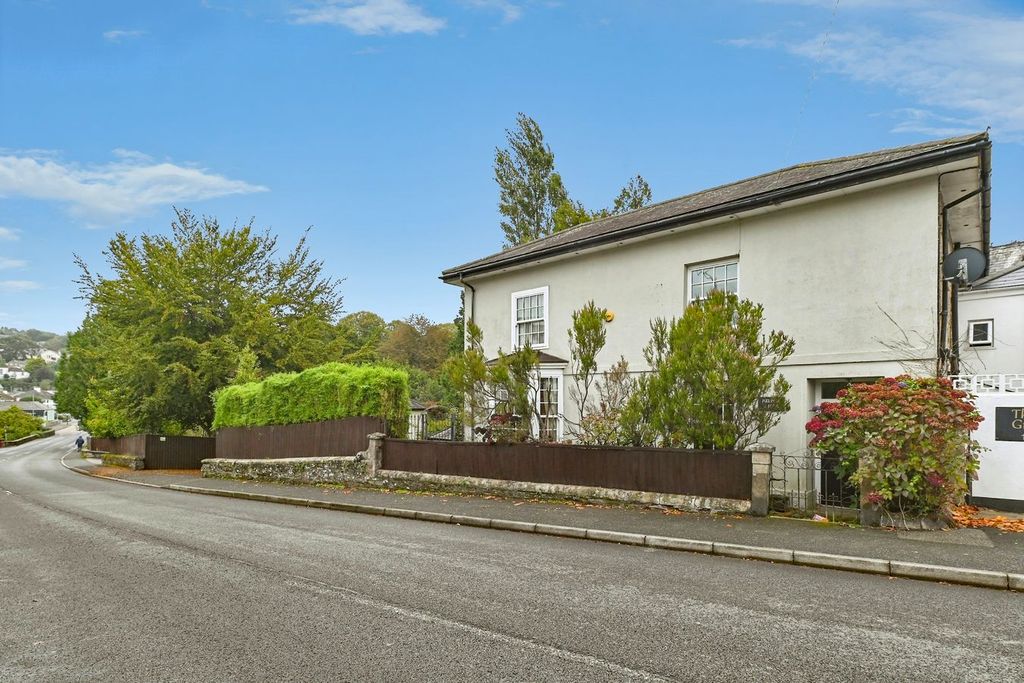 Property photo 1 of 31