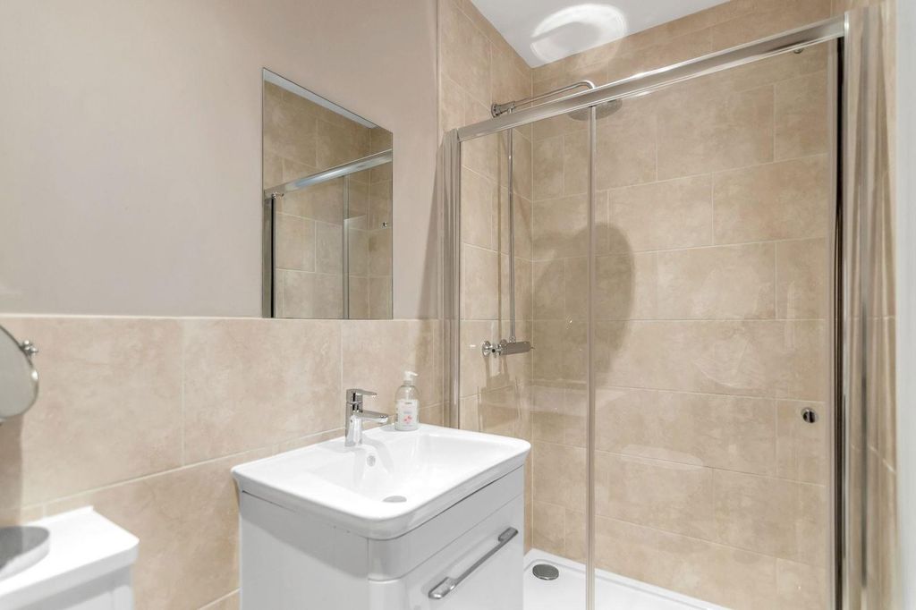 Property photo 2 of 21 En Suite