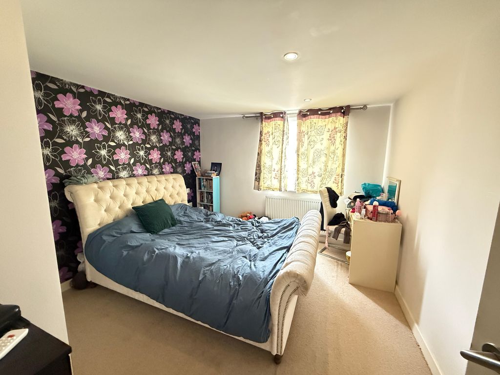 Property photo 3 of 9 Bedroom