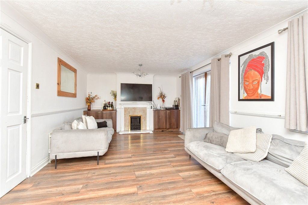 Property photo 2 of 11 Lounge