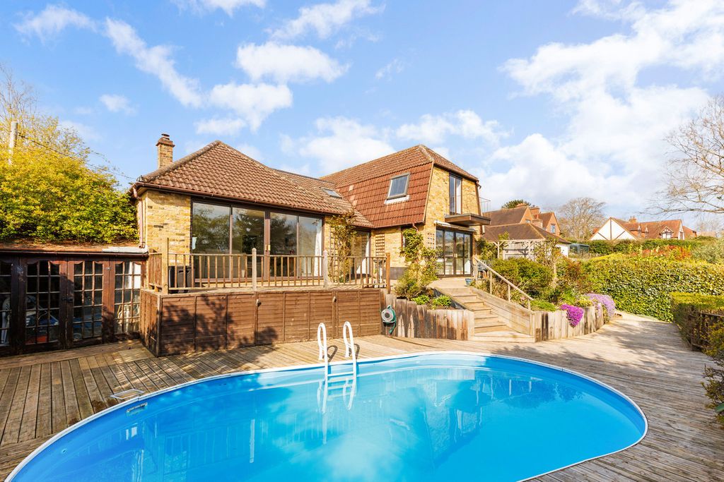 Property photo 1 of 32