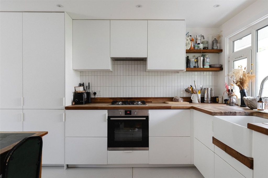 Property photo 3 of 11 Longman House E2