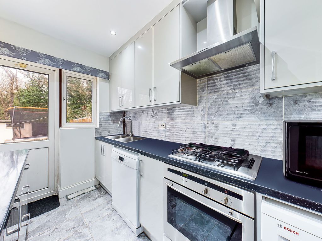 Property photo 3 of 12 Kitchen