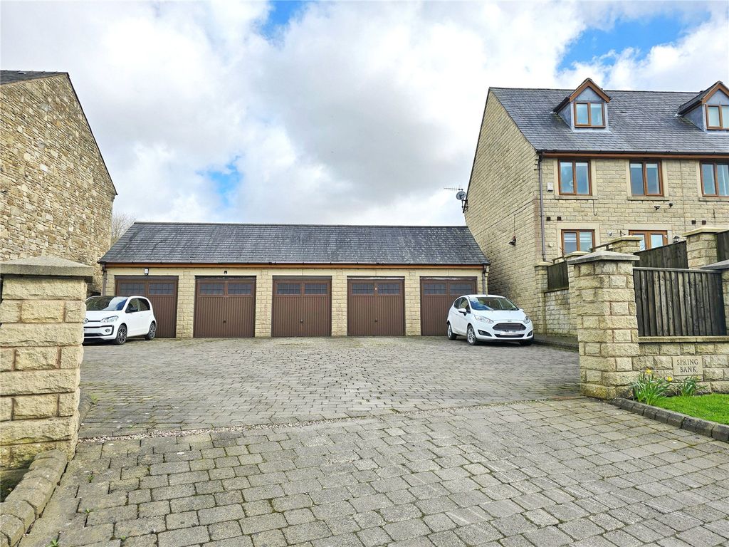 Property photo 2 of 19 Gragae & Driveway