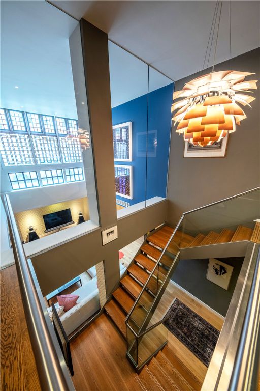 Property photo 3 of 21 Stairwell