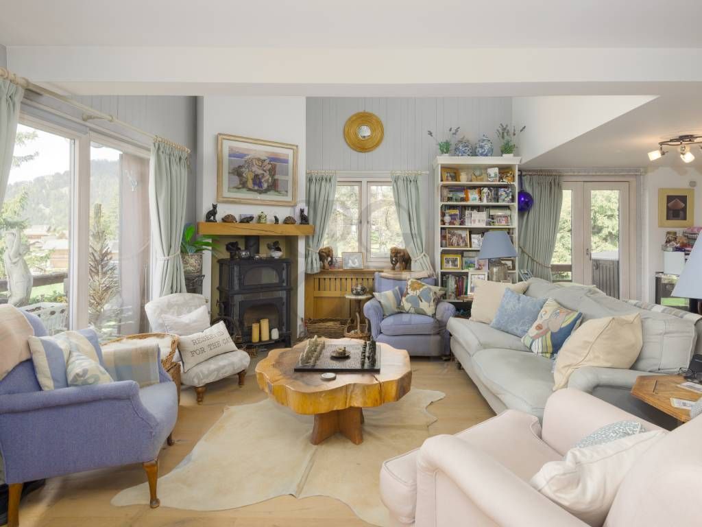 Property photo 3 of 12