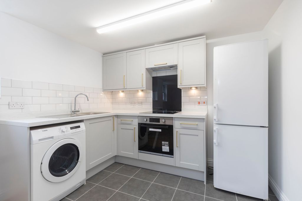 Property photo 1 of 8 Flat 6, 442-446 High St-05