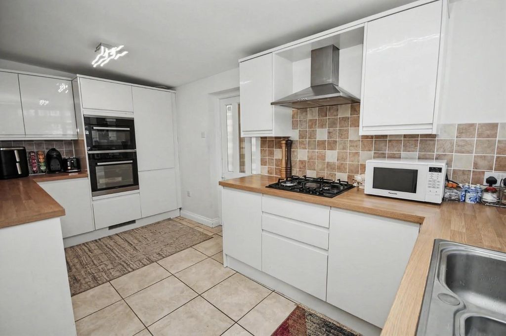 Property photo 3 of 21