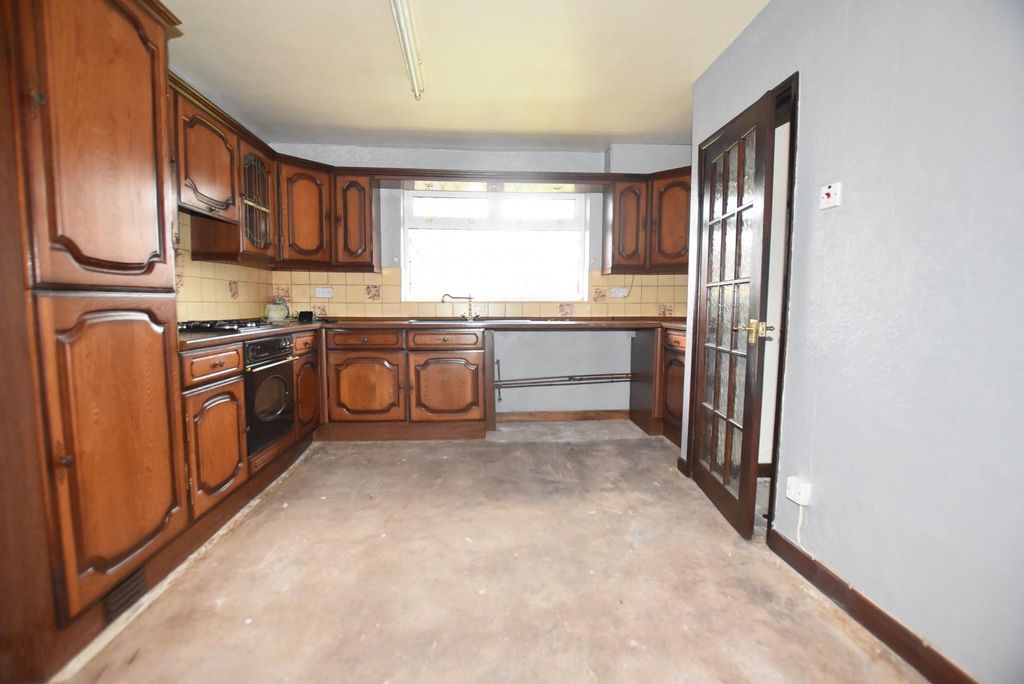 Property photo 2 of 17 Kitchen (2).Jpg