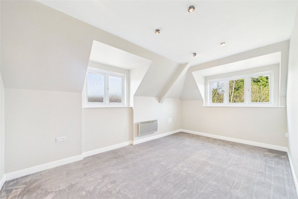 Property photo 2 of 9 Picture No. 13