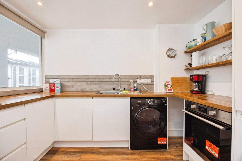 Property photo 3 of 18 Kitchen