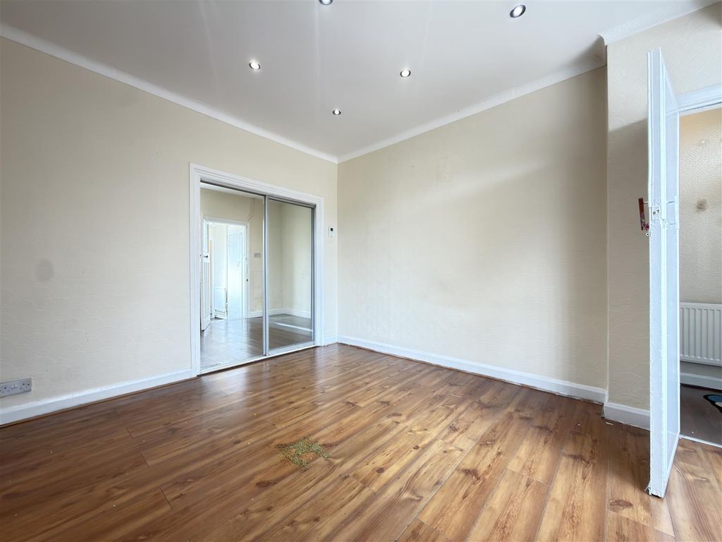 Property photo 2 of 12 Lounge