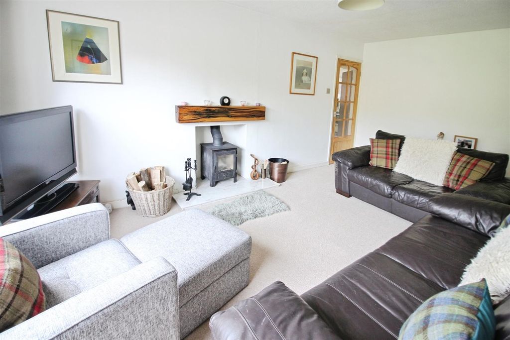 Property photo 3 of 19 Lounge