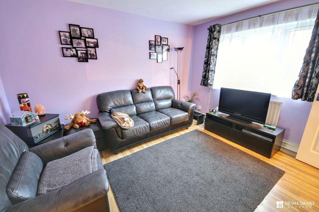 Property photo 2 of 18 Lounge