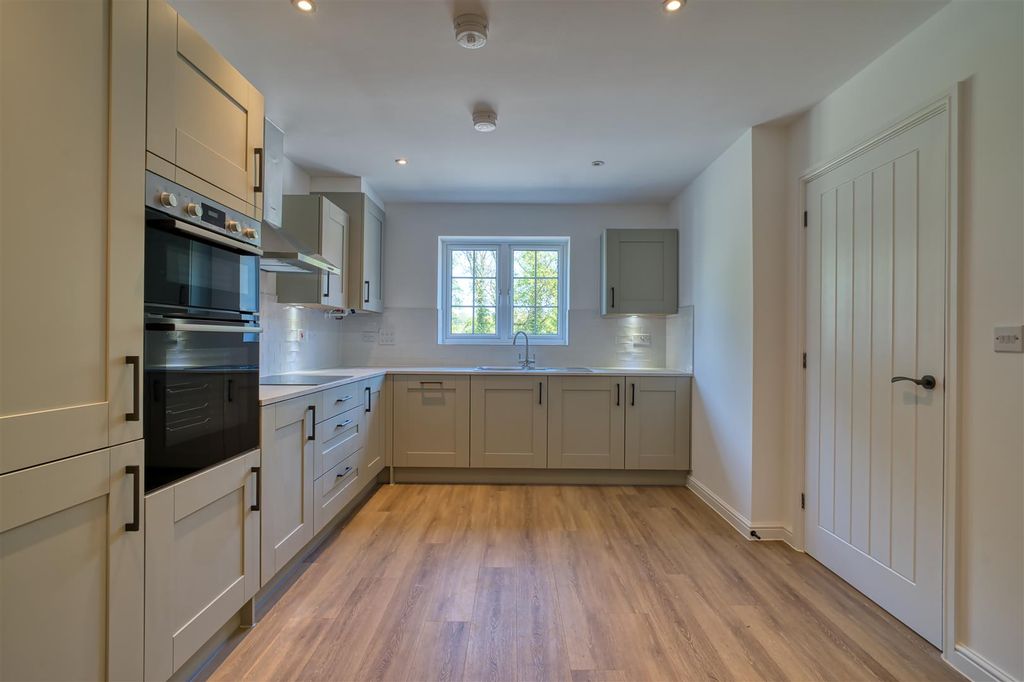 Property photo 2 of 9 Kitchen