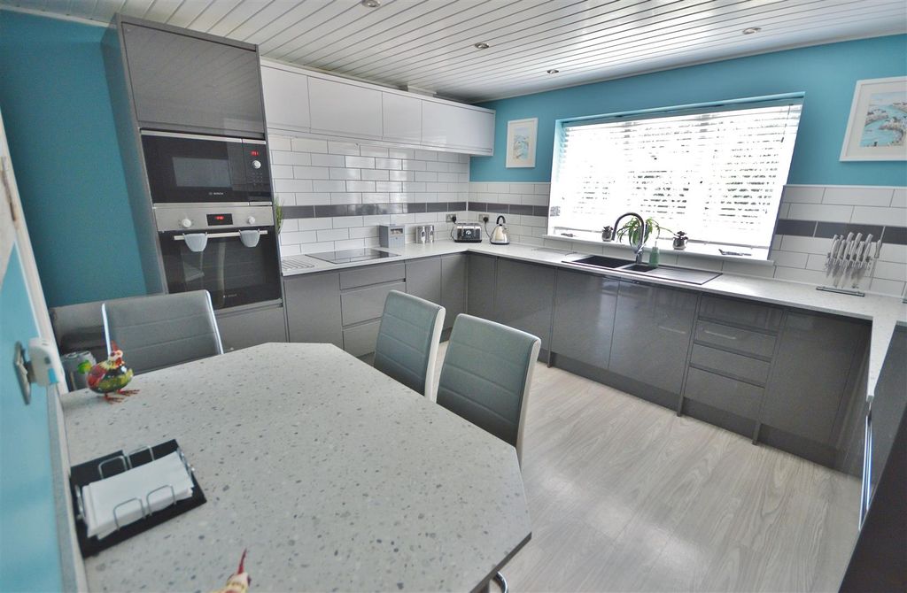 Property photo 3 of 32 Kitchen/Diner