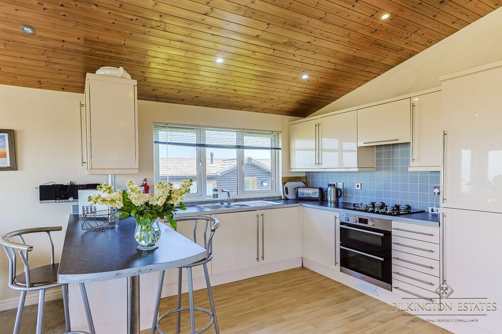 Property photo 2 of 17 4321414
