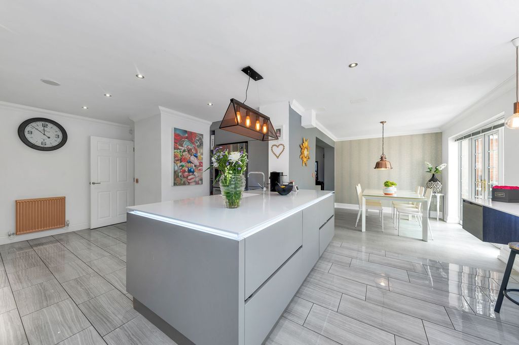 Property photo 2 of 28