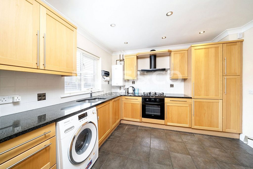 Property photo 2 of 22 Picture No. 27