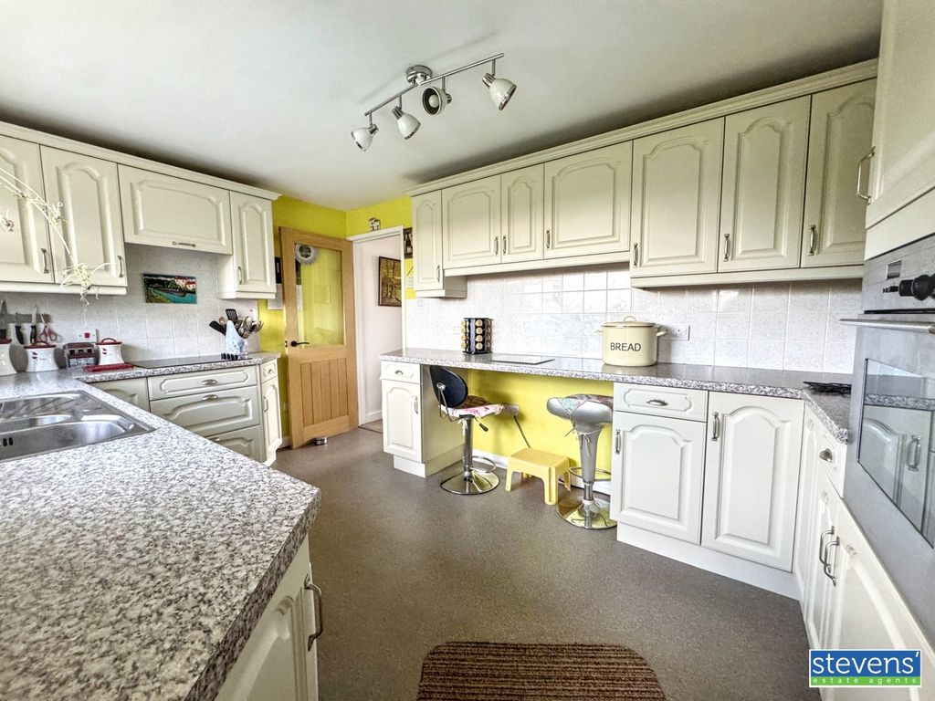 Property photo 2 of 16 Image00014