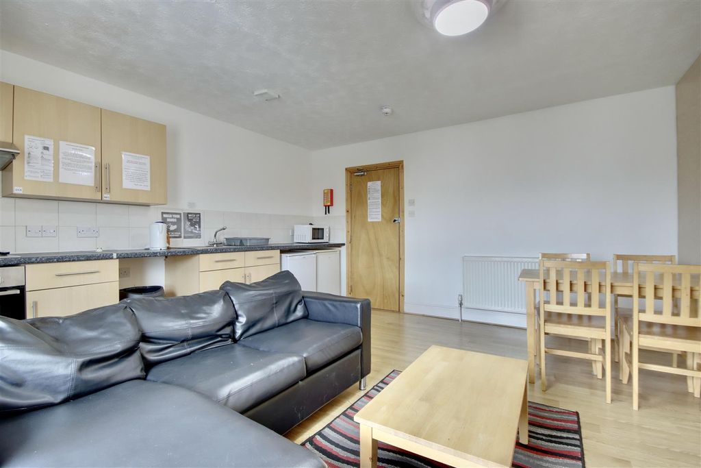 Property photo 2 of 17 7D68574F-0Eab-4D07-94D1-4429345F223F_1_201_A.Jpeg