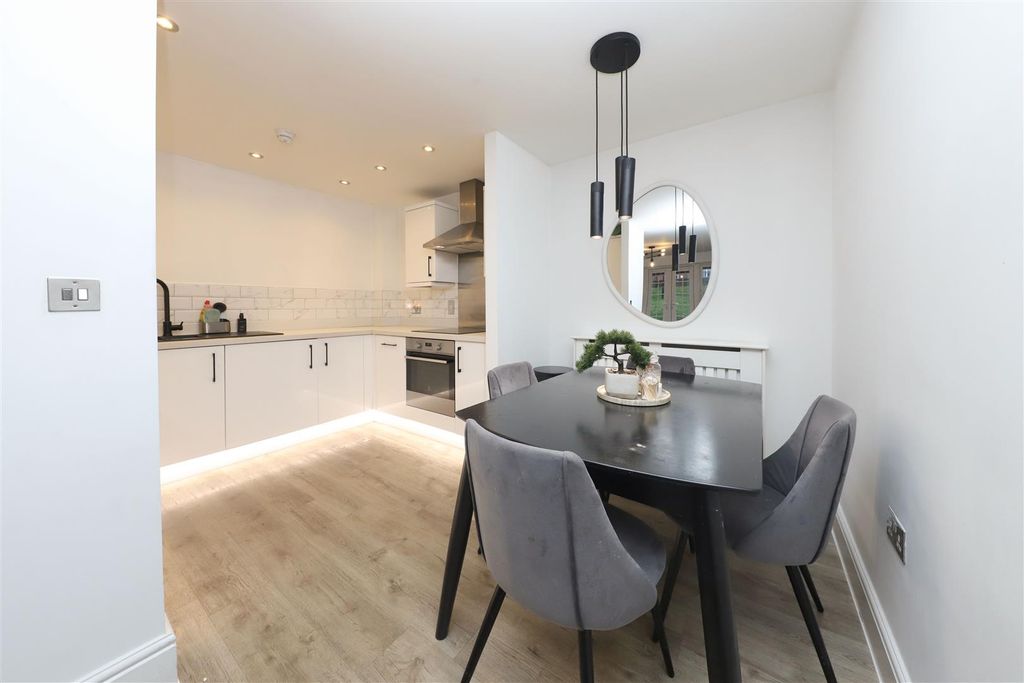 Property photo 3 of 15 Kitchen /  Dining