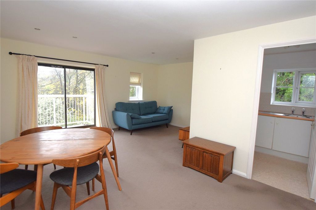 Property photo 2 of 9 Living/ Dining Area