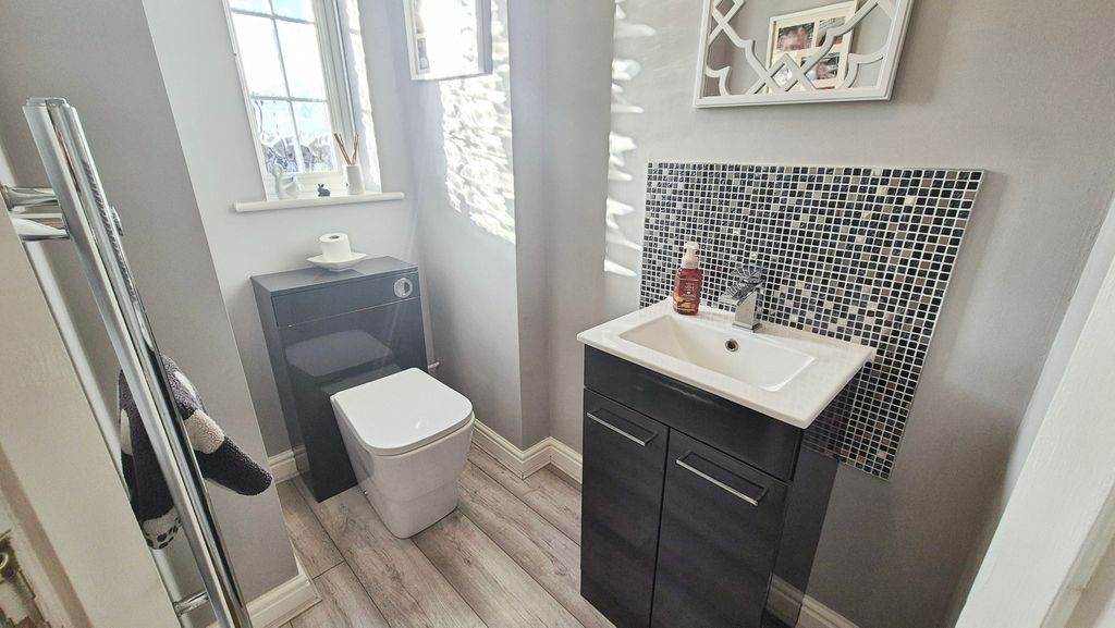 Property photo 2 of 30 Guest Cloakroom