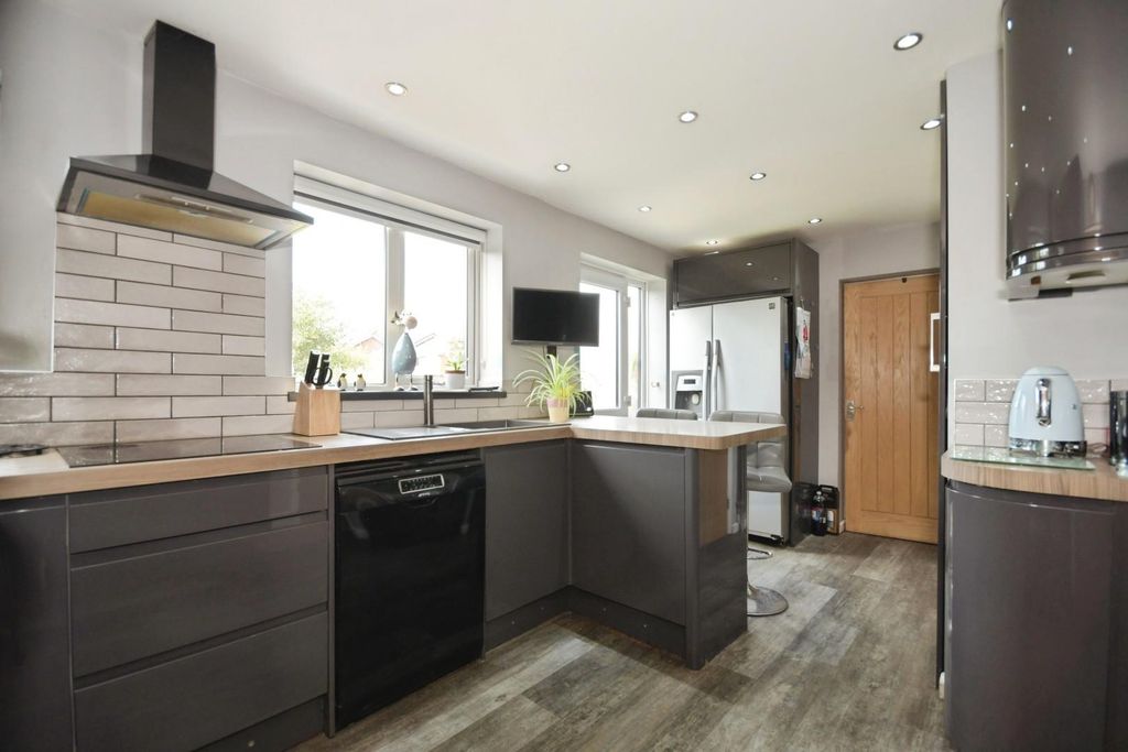 Property photo 2 of 19 Kitchen 02.Jpg