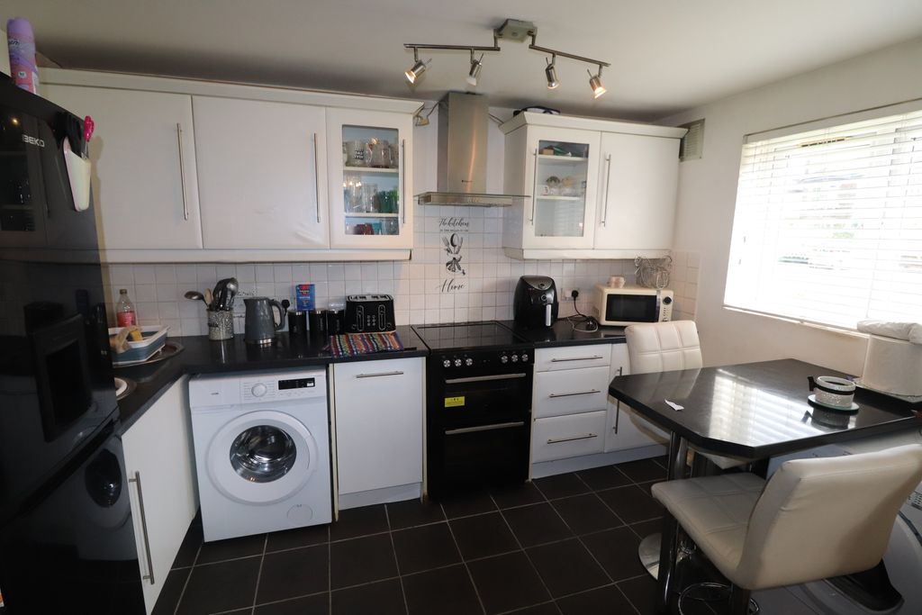 Property photo 3 of 8 Kitchen