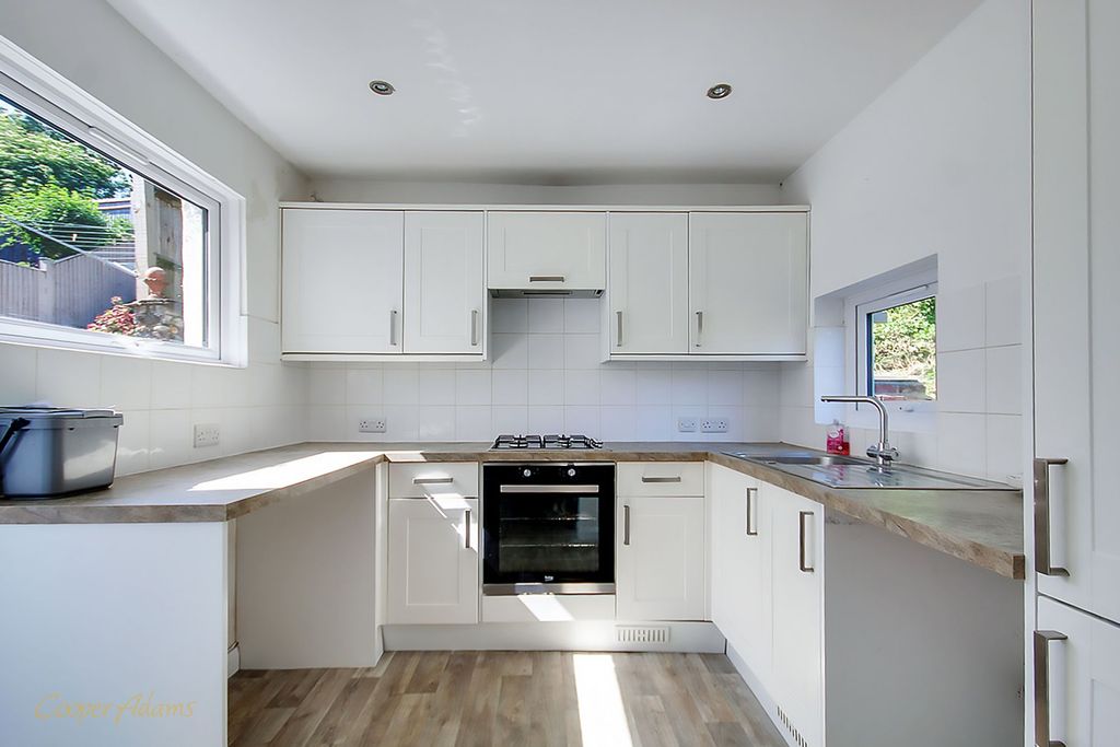 Property photo 3 of 9 Kitchen