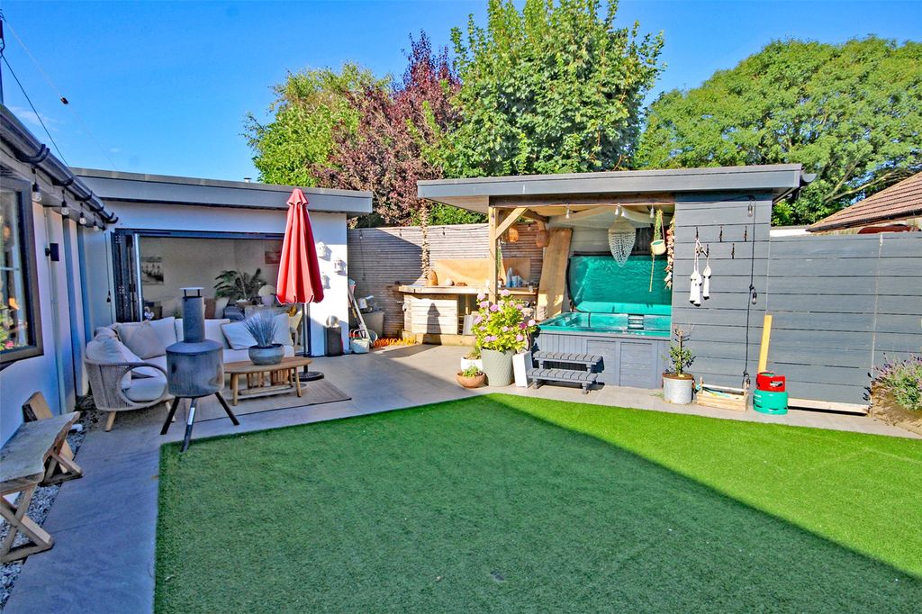 Property photo 2 of 16 Picture No. 14