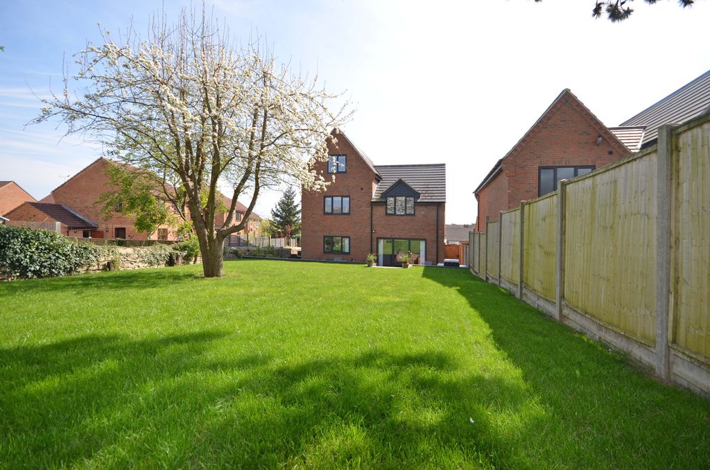Property photo 2 of 27