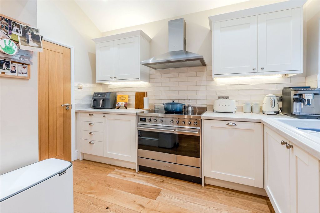 Property photo 2 of 16 Picture No. 12