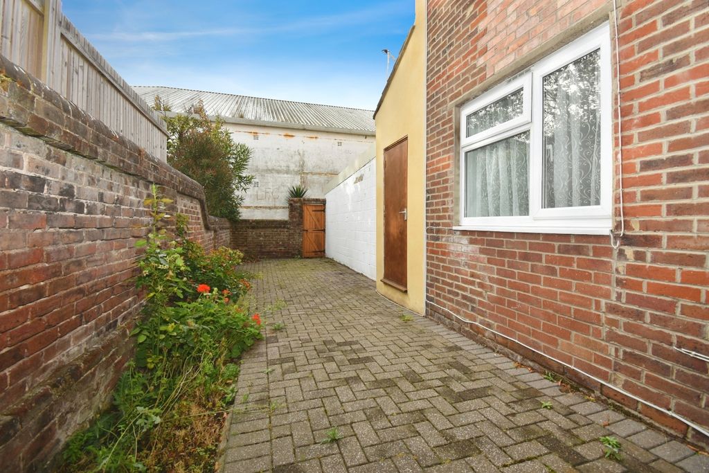 Property photo 2 of 8 Courtyard