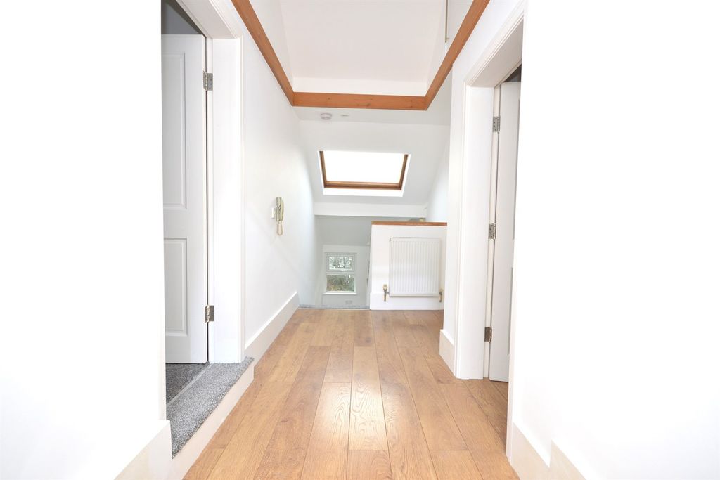 Property photo 3 of 10 Landing