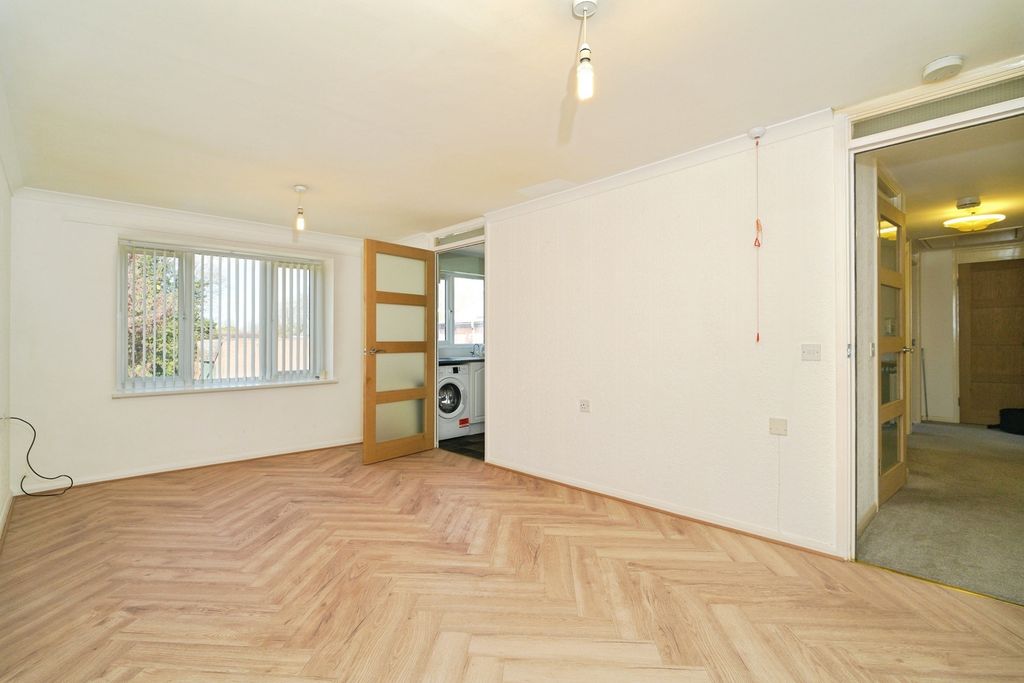 2 bed flat for saleThe Green, Birmingham, West Midlands B38 photo 5