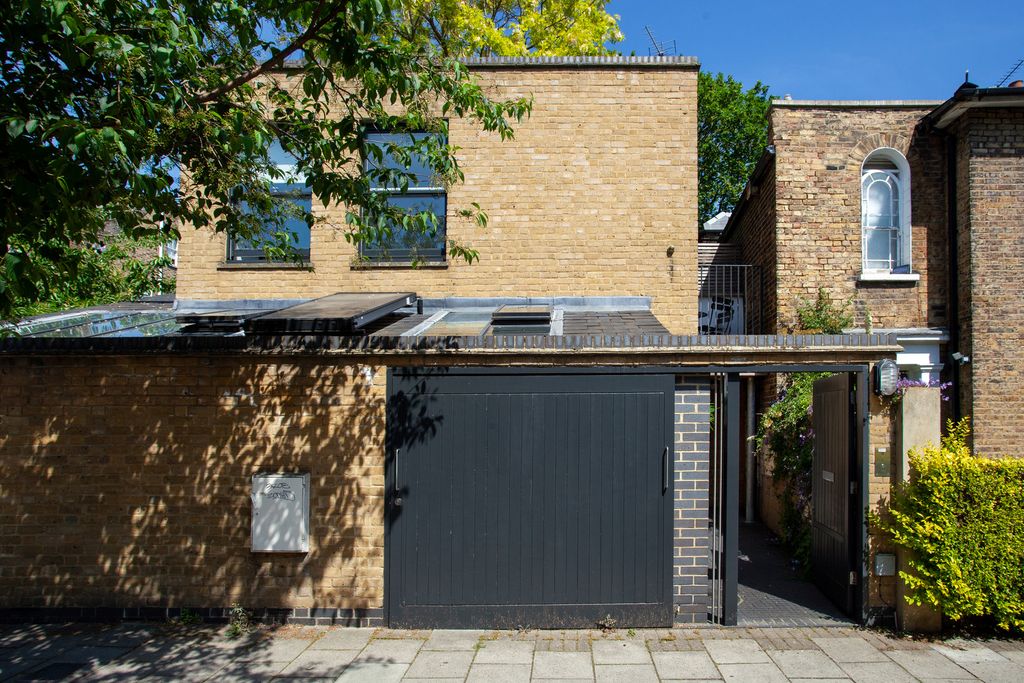 Property photo 2 of 21 285834 - Wiltonway_Kelliott_029.Jpg