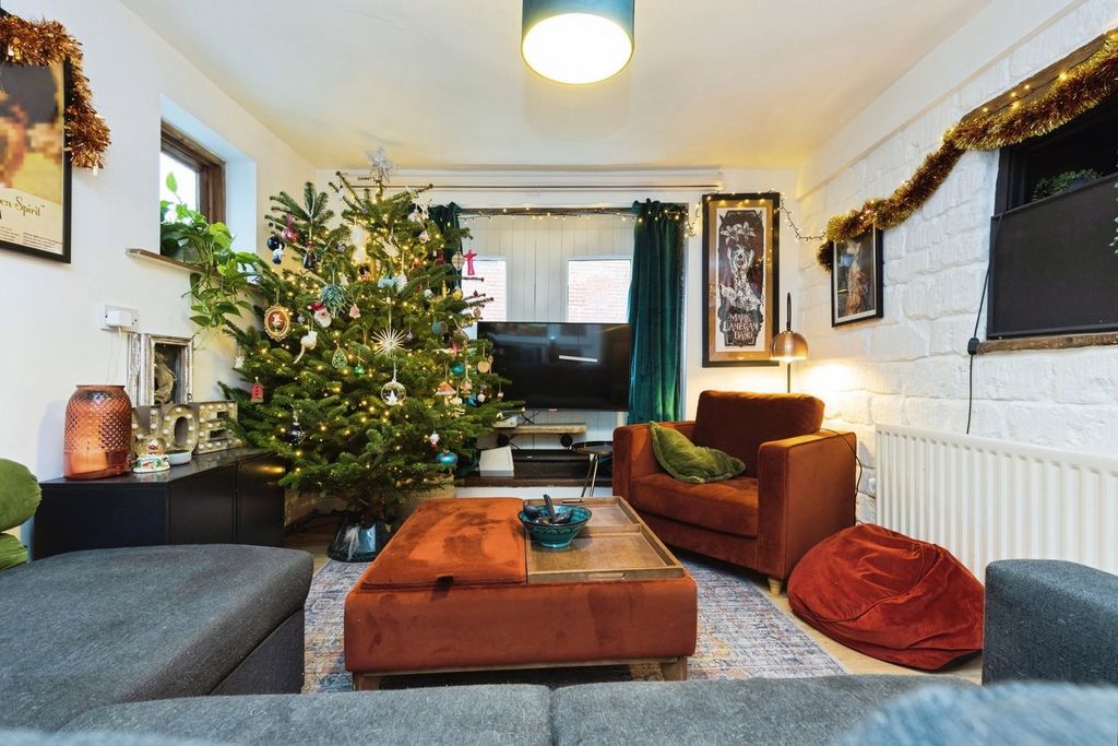 Property photo 2 of 19