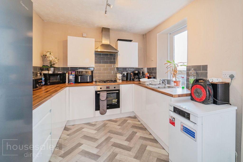 Property photo 3 of 14