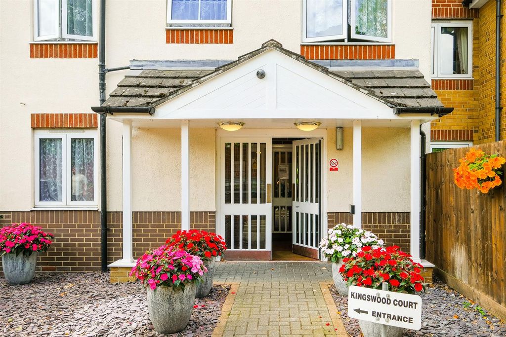 Property photo 2 of 17 Kingswood Court