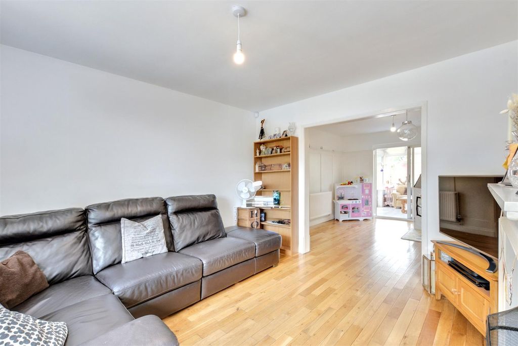 Property photo 3 of 26 Lounge