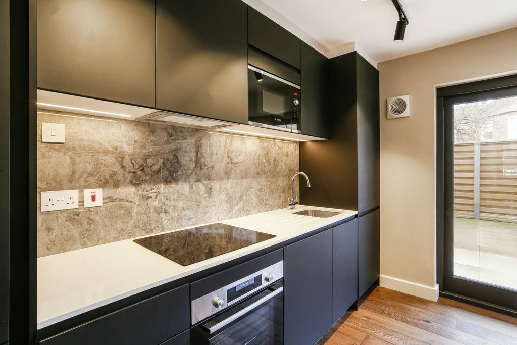 Property photo 3 of 11 Flat 1, 266 Wimbledo