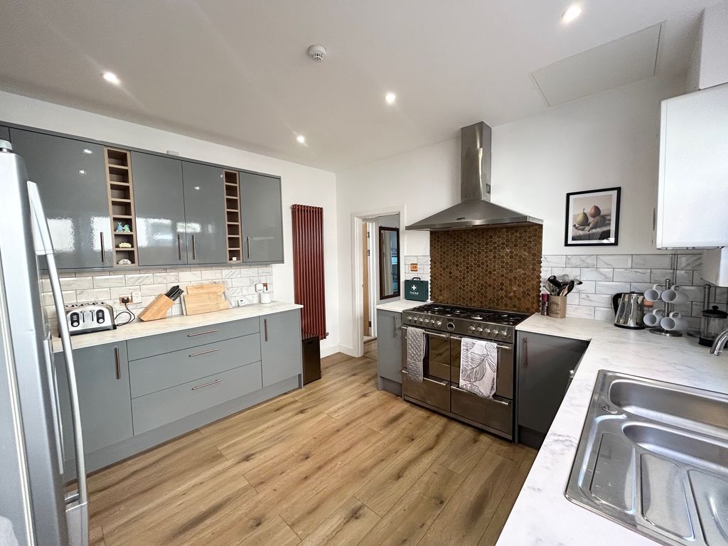 Property photo 2 of 14 Kitchen