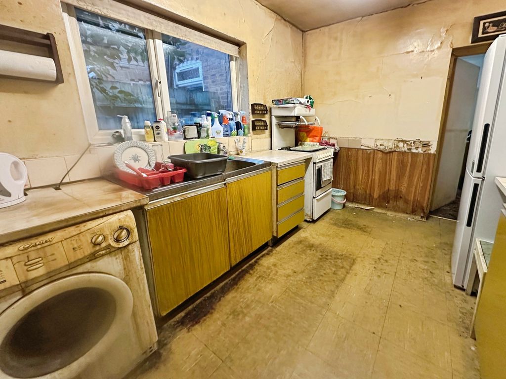 Property photo 3 of 5 Kitchen