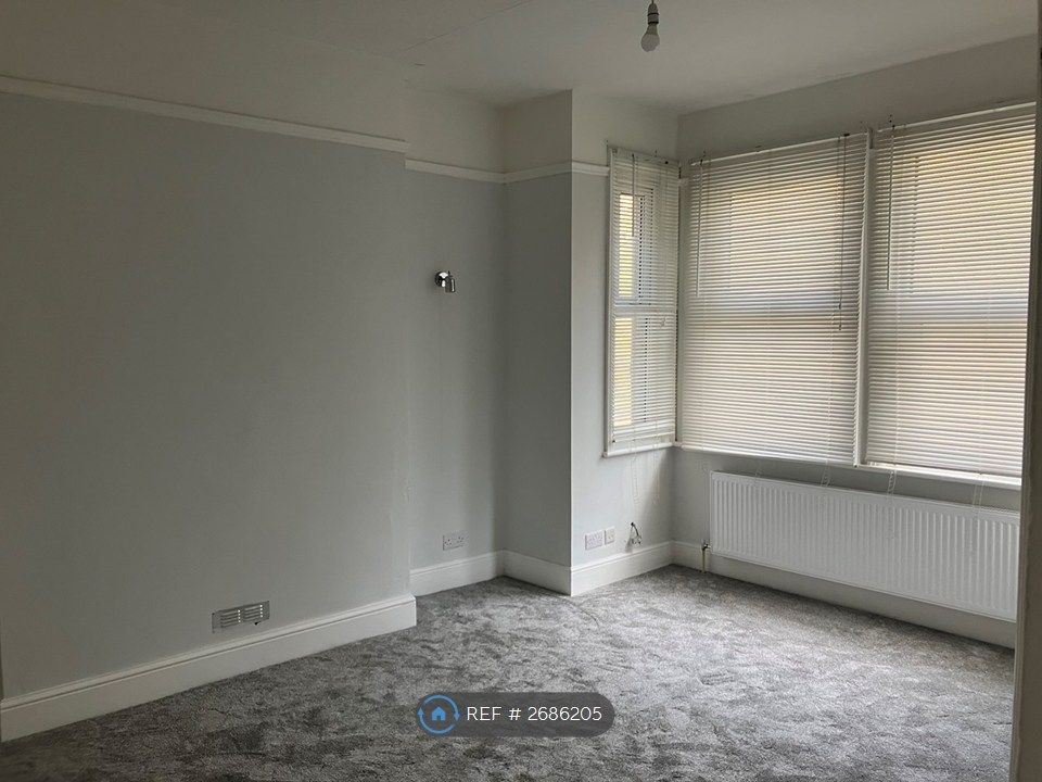 Property photo 3 of 7 Large Double Bedroom