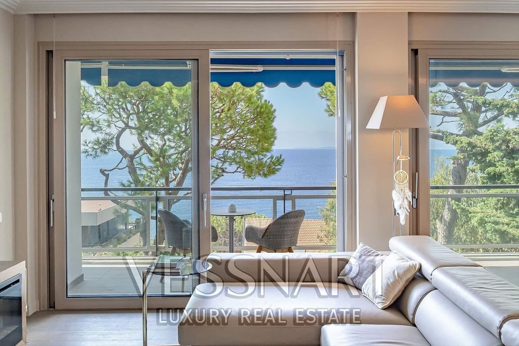 Property photo 1 of 14 Luxury Apartment, Facing The Sea, A Stone's Throw From The Port