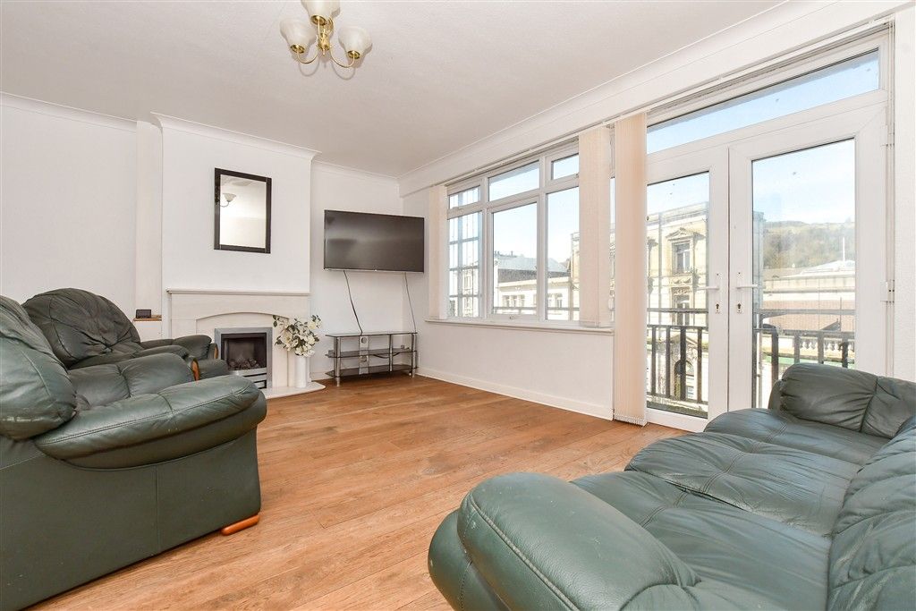 Property photo 1 of 20 Lounge