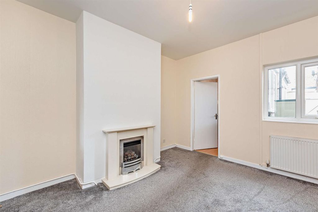 Property photo 3 of 12 8663004-Interior12-800.Jpg