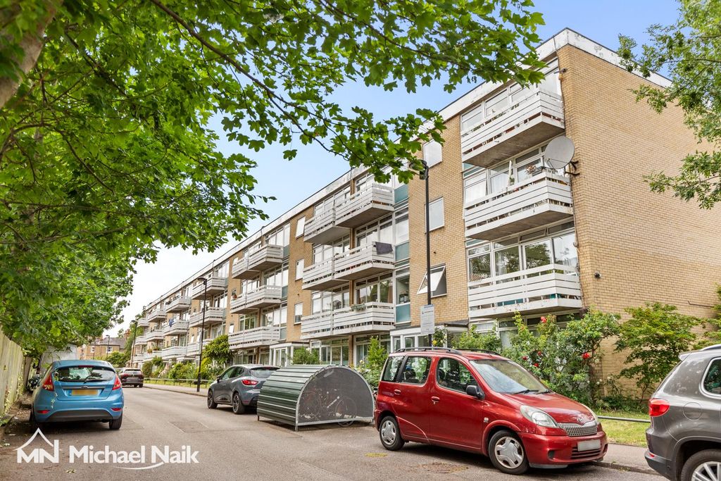 Property photo 2 of 11 Arbor Court, N16